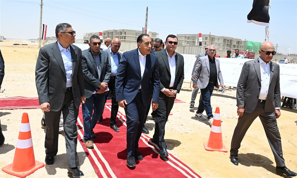 رئيس الوزراء يتابع موقف تنفيذ أعمال الطرق والمرافق بتوسعات مدينة الشيخ زايد الجديدة