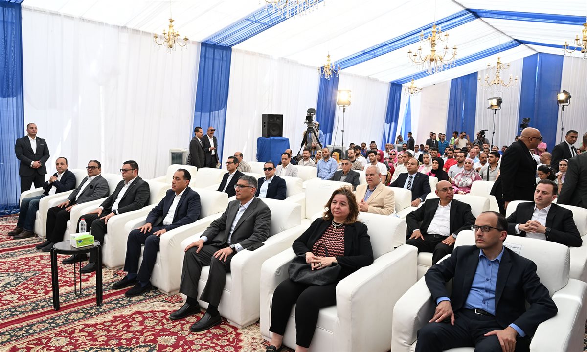 رئيس الوزراء يسلم عقود وحدات سكن لكل المصريين بأكتوبر الجديدة