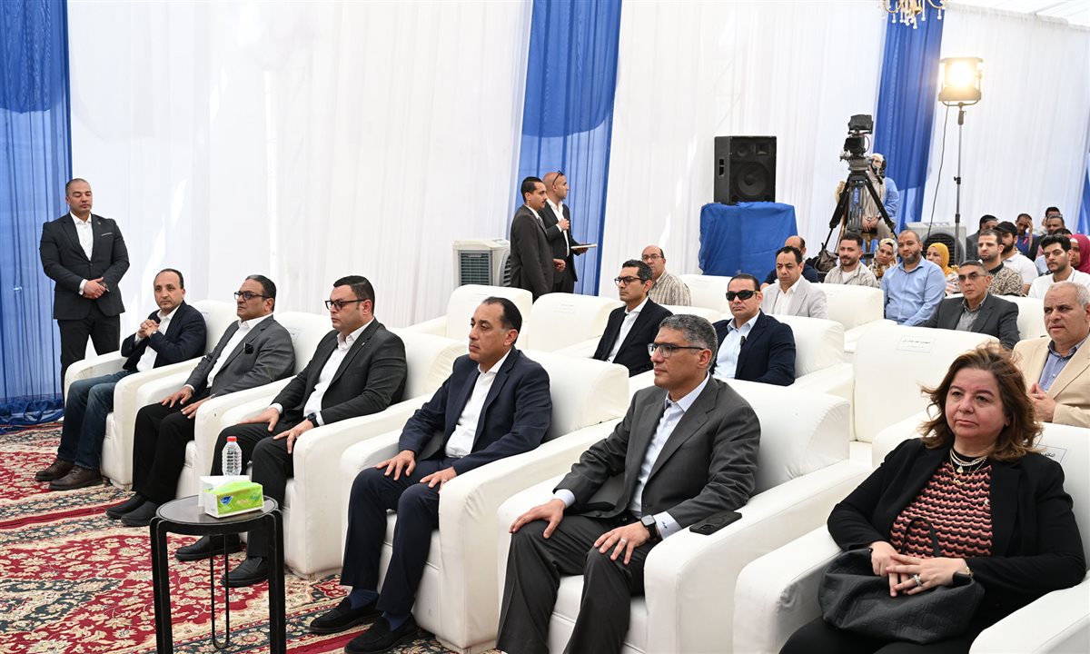 رئيس الوزراء يسلم عقود وحدات سكن لكل المصريين بأكتوبر الجديدة
