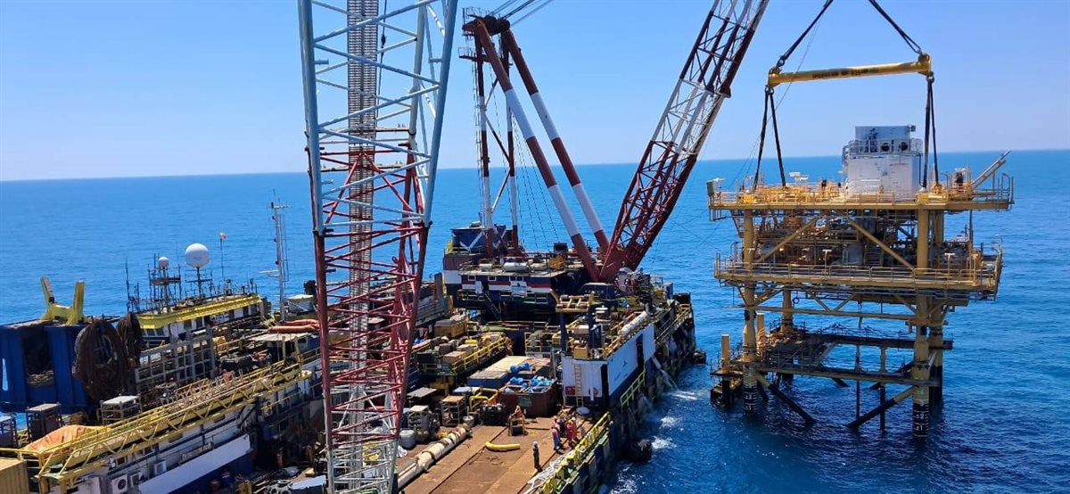 تركيب المنصة البحرية WEB OFFSHORE بمشروع تنمية حقل غاز غرب البرلس البحري