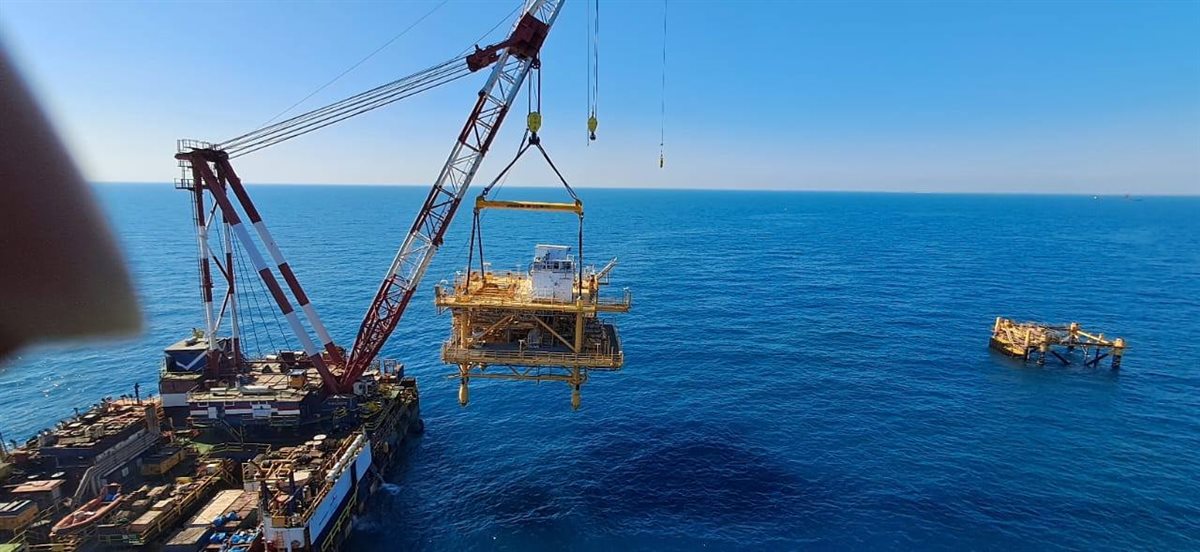 تركيب المنصة البحرية WEB OFFSHORE بمشروع تنمية حقل غاز غرب البرلس البحري