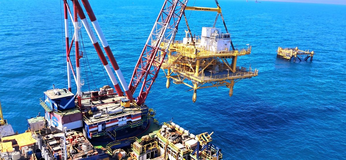 تركيب المنصة البحرية WEB OFFSHORE بمشروع تنمية حقل غاز غرب البرلس البحري