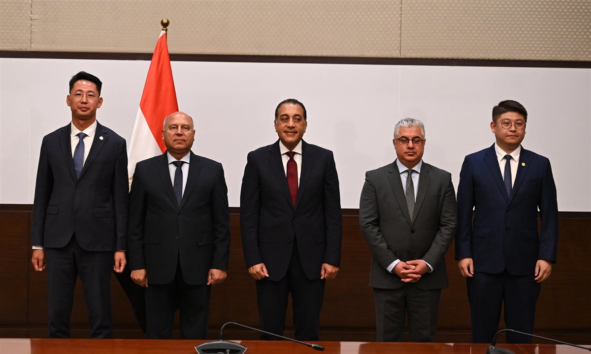 توقيع عقد مجمع صناعي لإنتاج مستلزمات الطاقة الشمسية بالسخنة