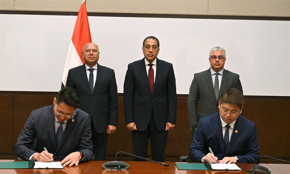 توقيع عقد مجمع صناعي لإنتاج مستلزمات الطاقة الشمسية بالسخنة