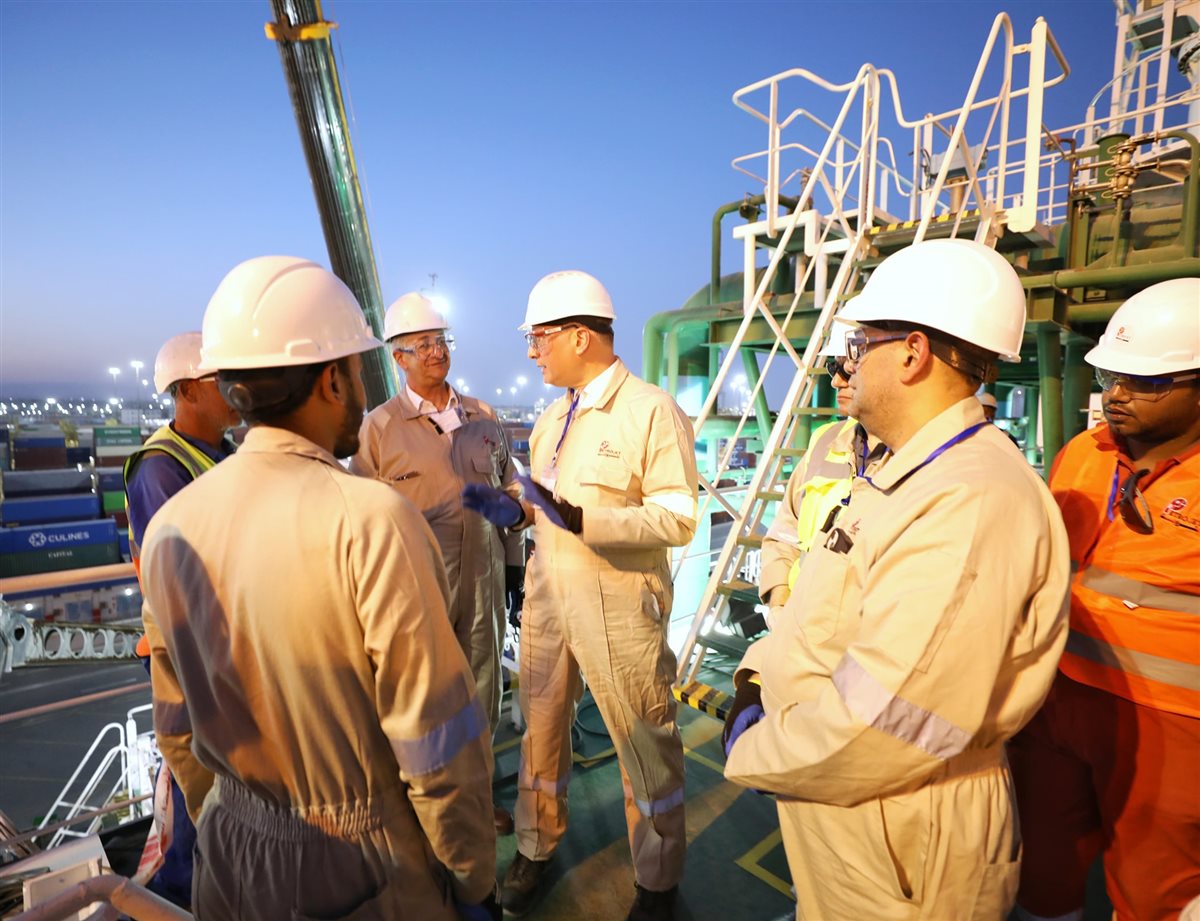 وزير البترول يتفقد تجهيز سفينة التغييز ENERGOS ESKIMO