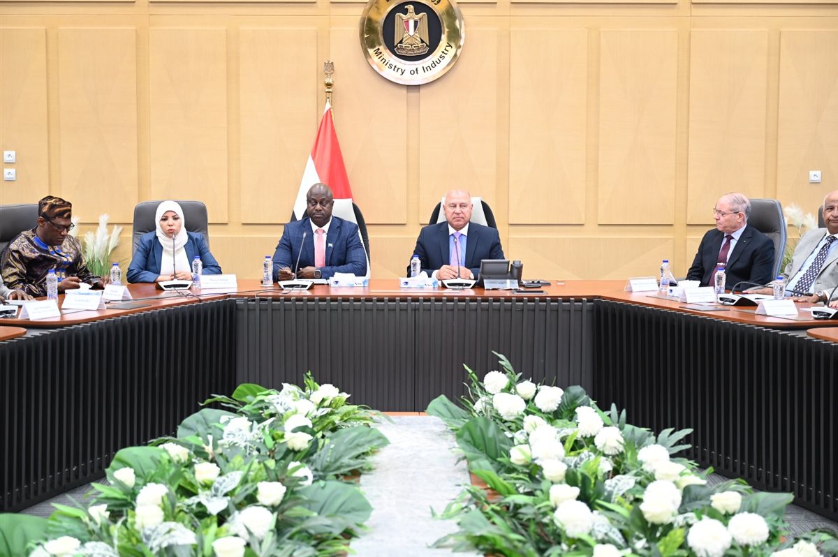 وزير الصناعة مع وزير النقل بسيراليون