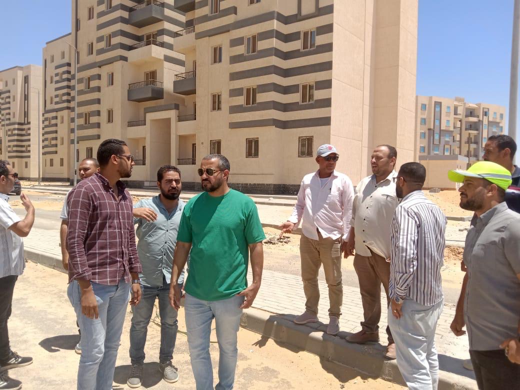 وزير الإسكان يتابع سير عمل المشروعات