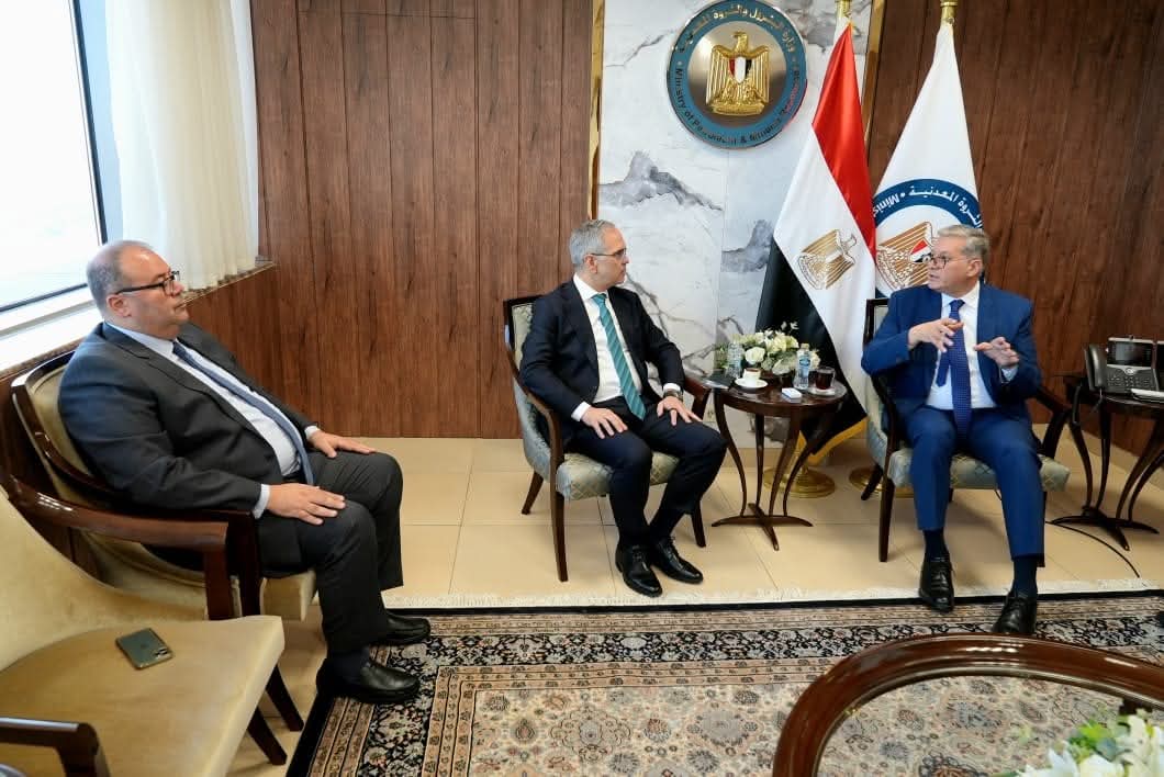 اجتماع وزير البترول مع الرئيس الإقليمي لشركة “شلمبرجير”