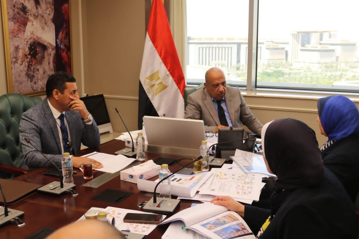 وزير الكهرباء يتابع توفير التغذيات للمشروعات
