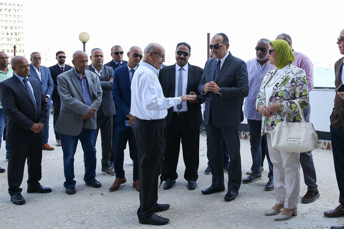 وزير قطاع الأعمال يزور مبنى قصر القطن