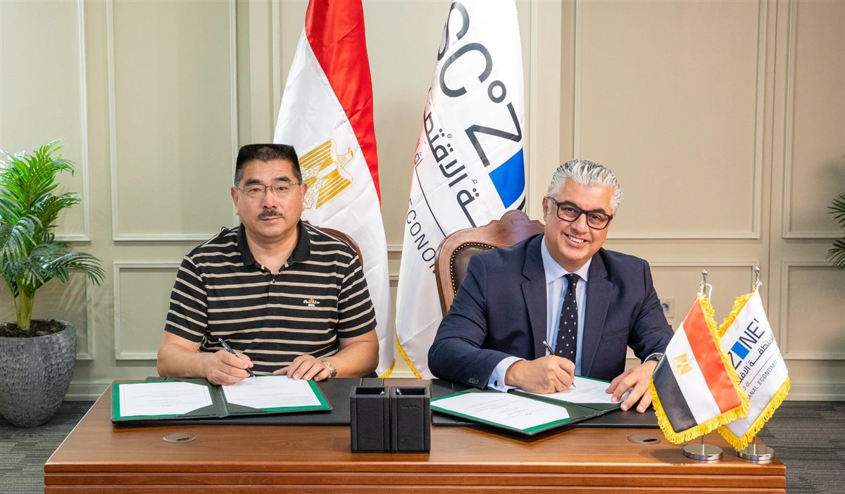 شوانفينج الصينية توقع عقد مشروع الملابس الجاهزة بالقنطرة غرب