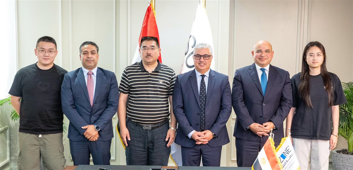 شوانفينج الصينية توقع عقد مشروع الملابس الجاهزة بالقنطرة غرب