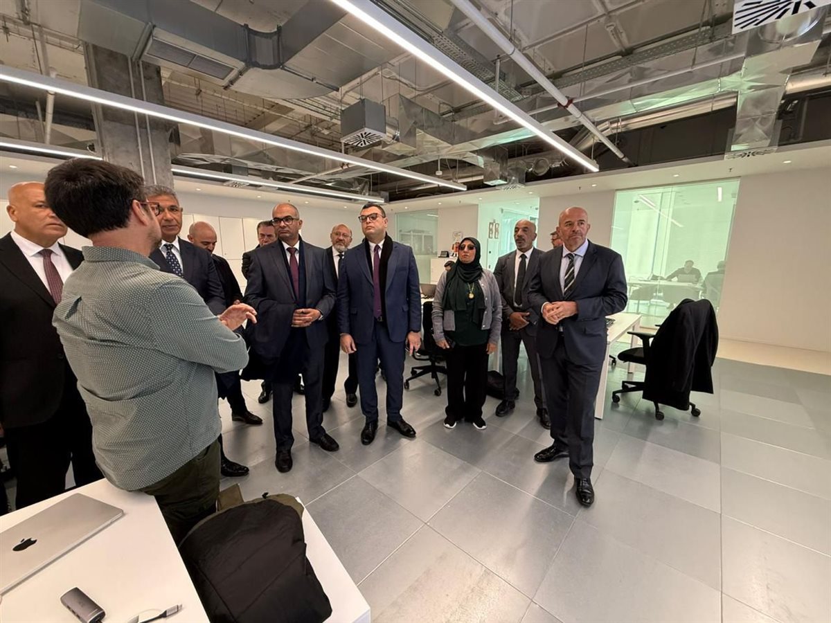 وزير الإسكان يزور المقر الرئيسي لمجموعة «أكسيونا» الإسبانية