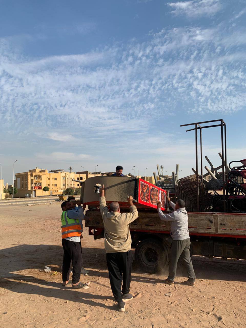 حملات مكثفة لرفع الإشغالات والباعة الجائلين بحدائق أكتوبر