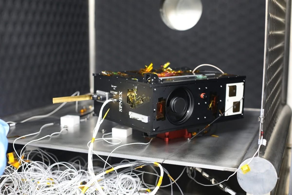 القمر بالكامل داخل مختبرات وكالة الفضاء المصرية