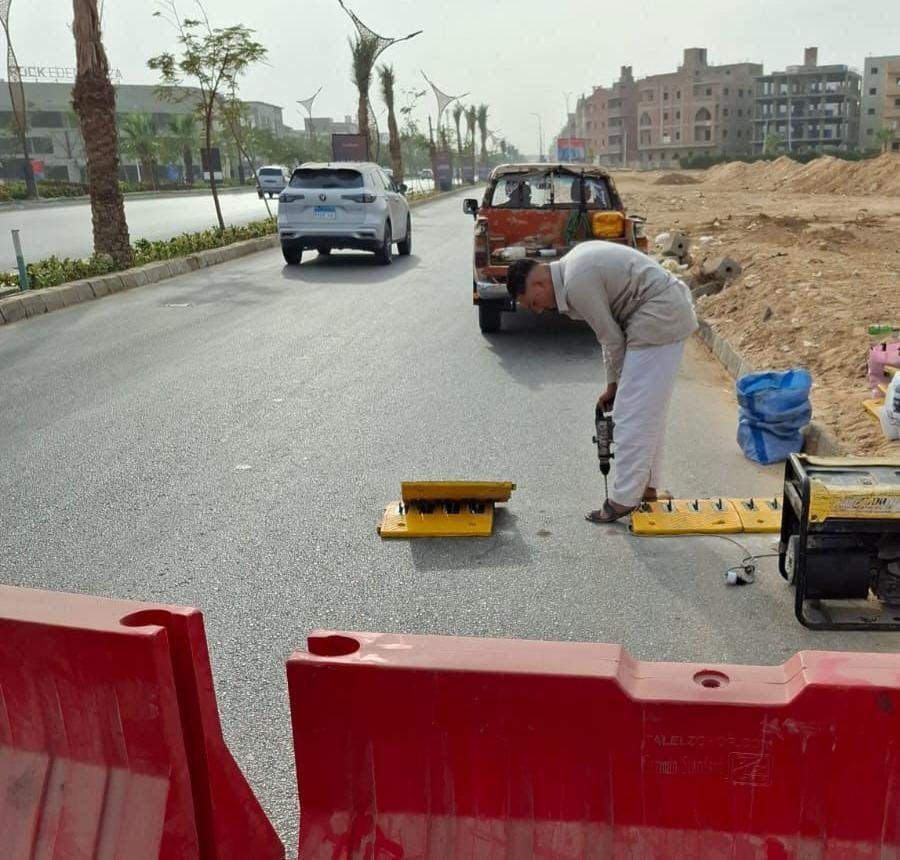 تركيب مطبّات شوكية خارقة للإطارات بعدد من المحاوربحدائق أكتوبر