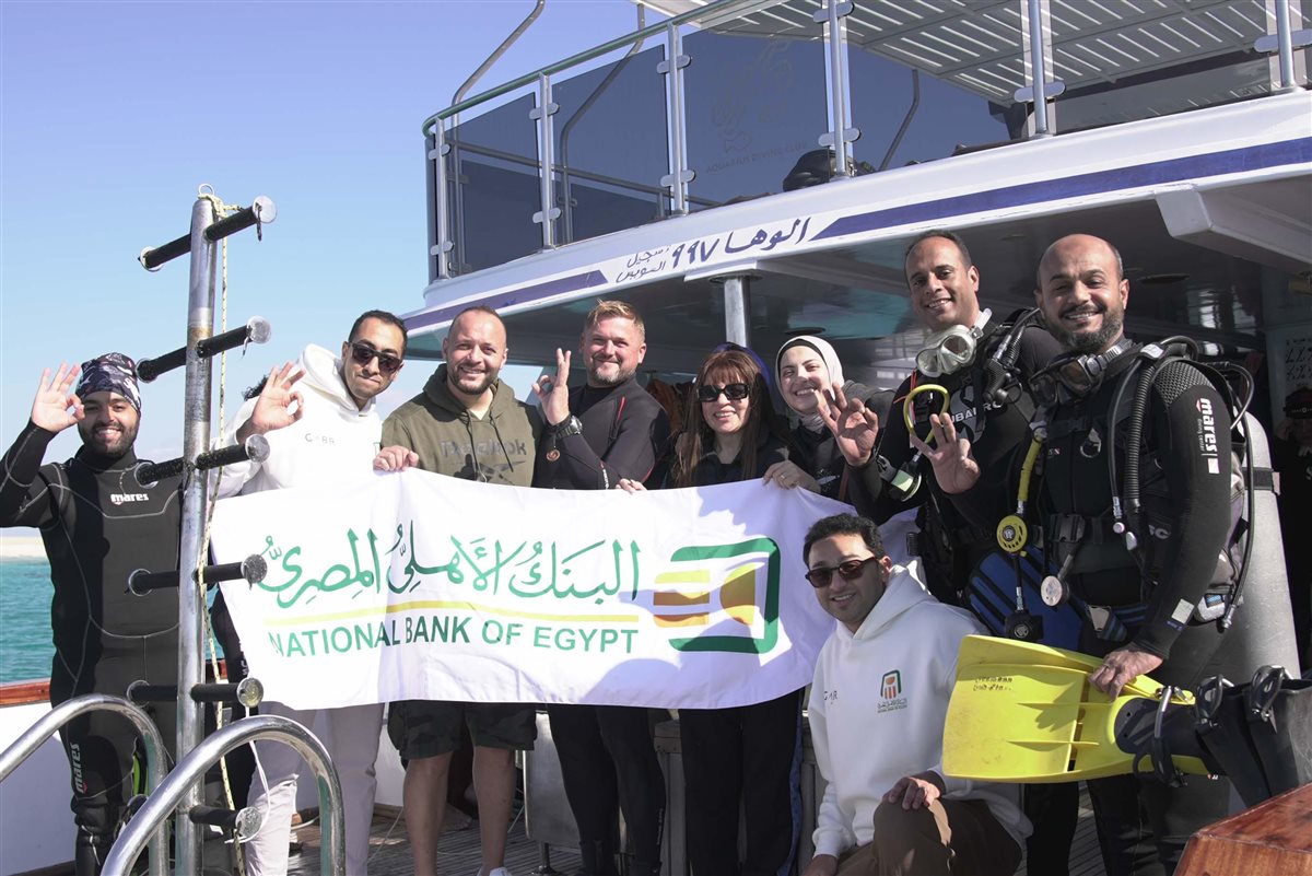 مشاركة عدد من العاملين المتطوعين بالبنك