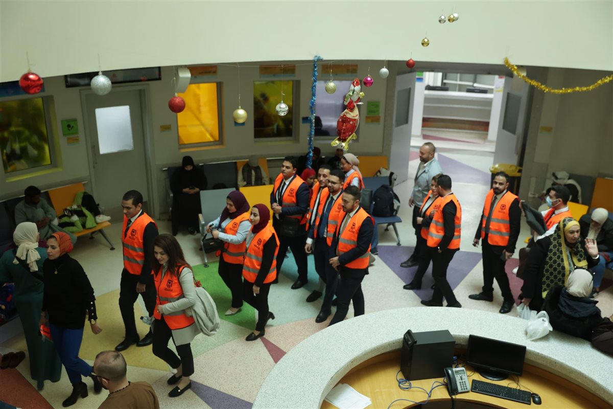 البنك الأهلي المصري يشارك أطفال مستشفى 57357 احتفالات العام الجديد