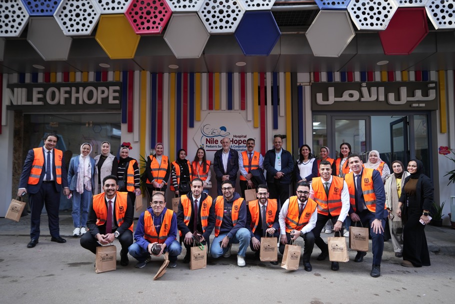 البنك الأهلي المصري يشارك مرضى المستشفيات احتفالات العام الجديد