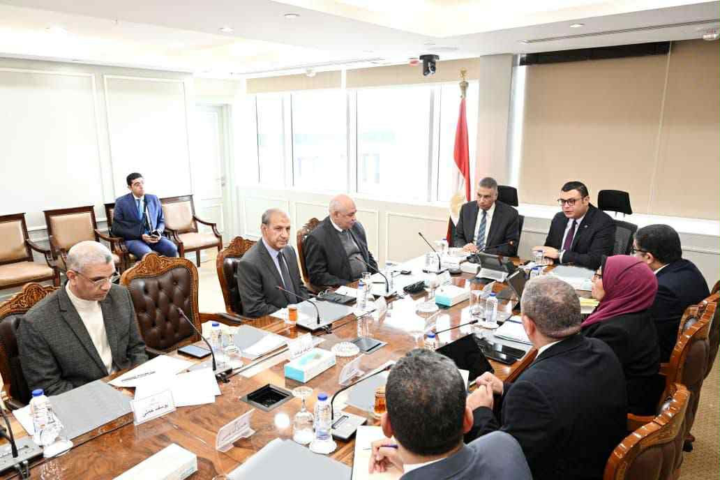 وزير الإسكان يستقبل محافظ أسوان