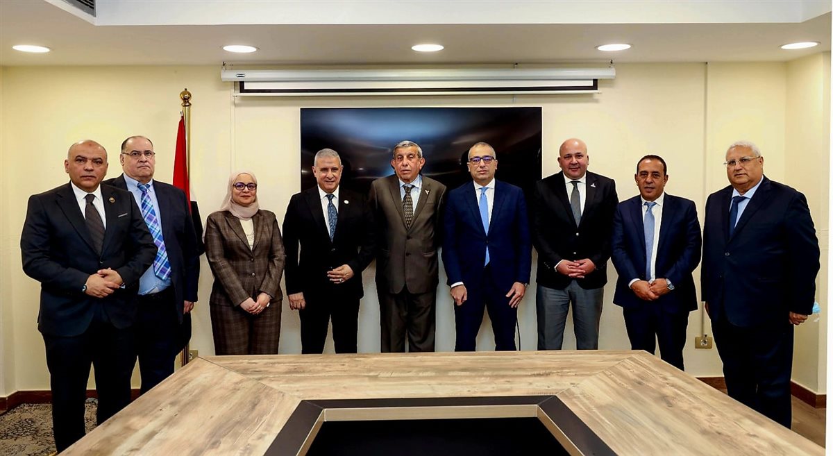 محمد أبو السعود، الرئيس التنفيذي للبنك الزراعي المصري مع لجنة مجلس الشيوخ