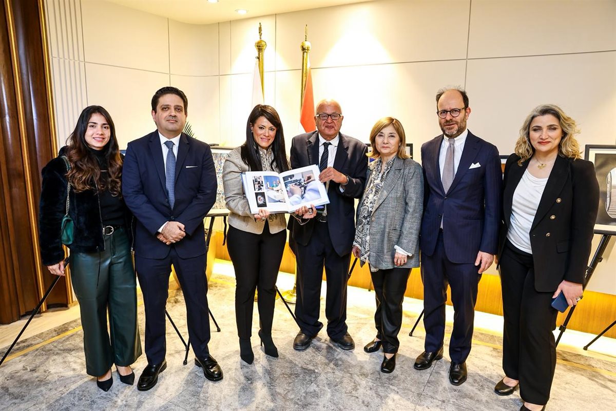 وزيرة التخطيط ونائب رئيس بنك الاستثمار الأوروبي يطلقان كتابًا يوثق الشراكة الاستراتيجية