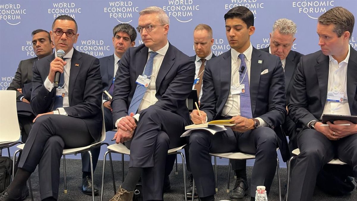 وزير الاستثمار يشارك بمنتدى دافوس بسويسرا