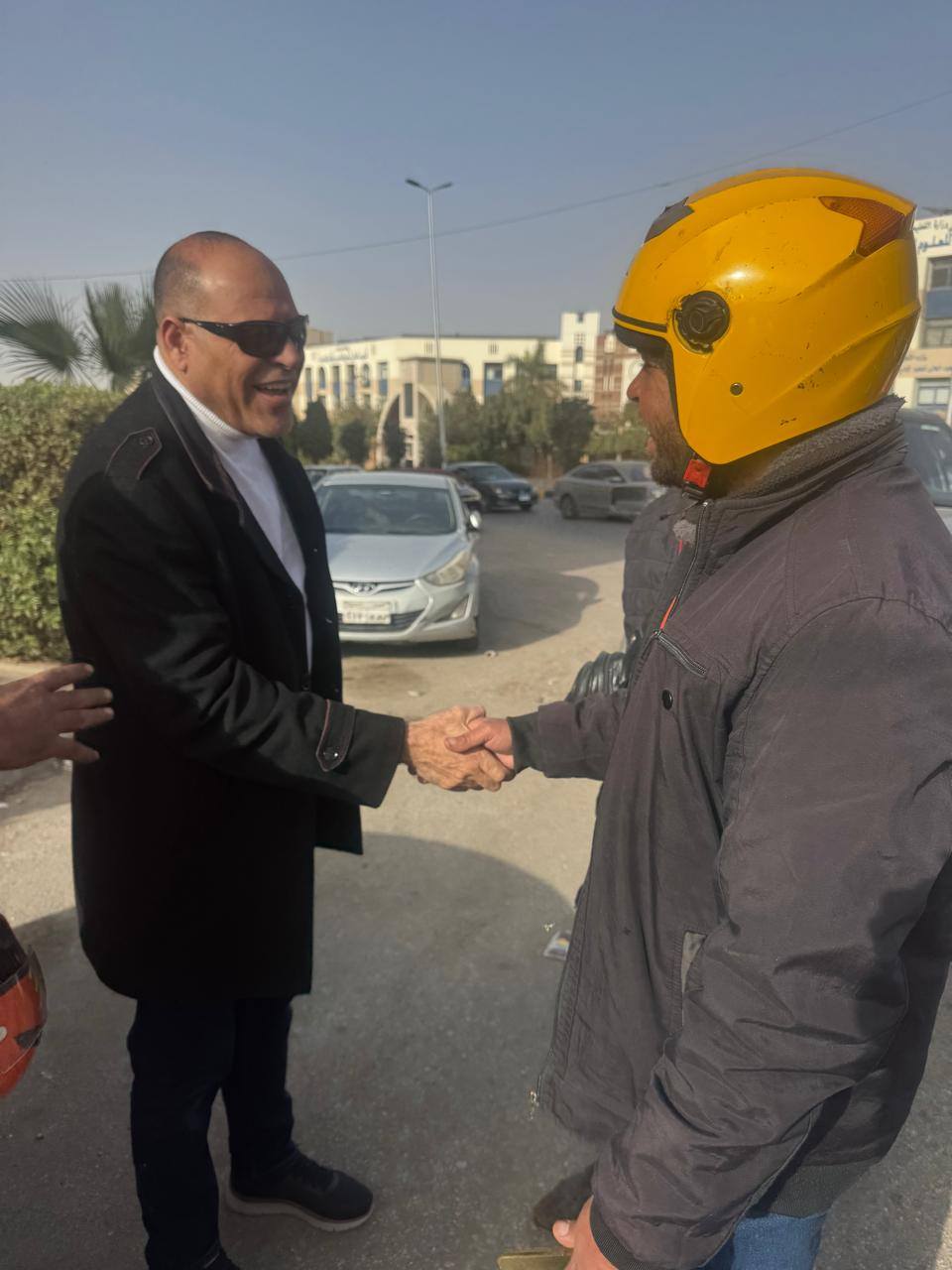 &nbsp;وزير العمل &nbsp;محمد جبران مع عامل الديلفري