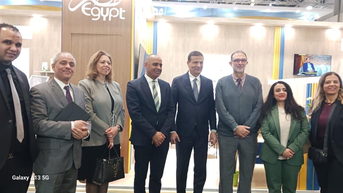 &nbsp;علاء فاروق، وزير الزراعة واستصلاح الأراضي خلال صورة جماعية