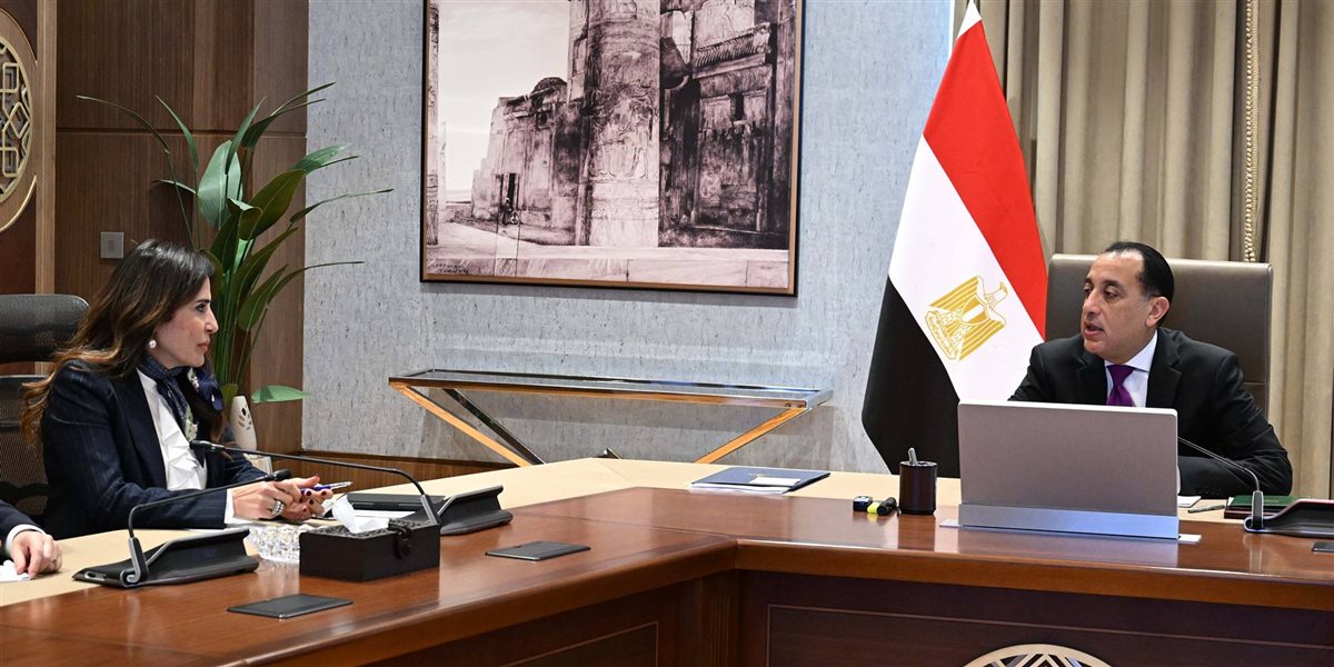 رئيس الوزراء مع وزيرة الإسكان