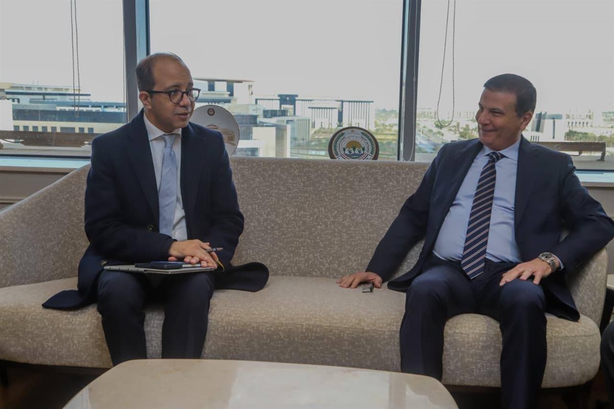 وزير الزراعة مع وفد الإيفاد