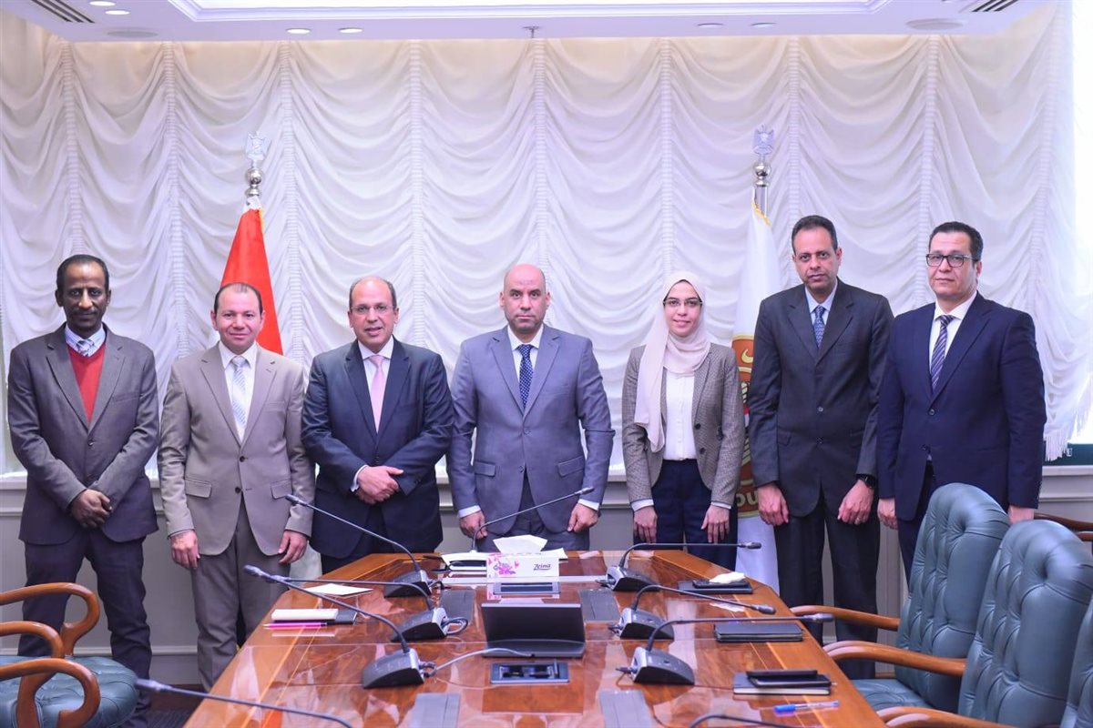 وزير العمل مع رئيس الجامعة البريطانية في مصر