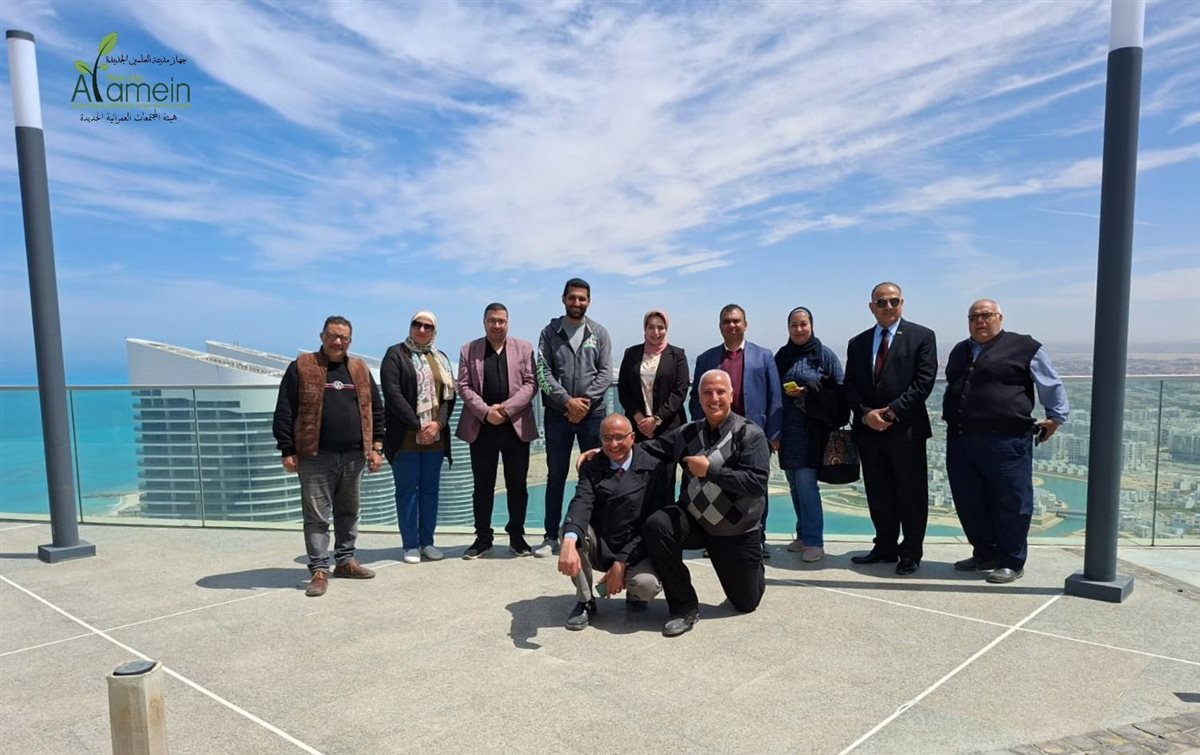 صورة جماعية مع رئيس جهاز مدينة العلمين الجديدة&nbsp;