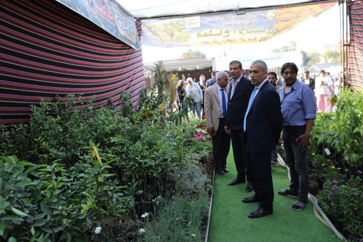 الوزير يتفقد أجنحة المعرض