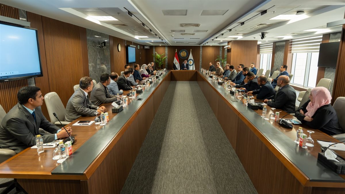 وزير البترول خلال اللقاء