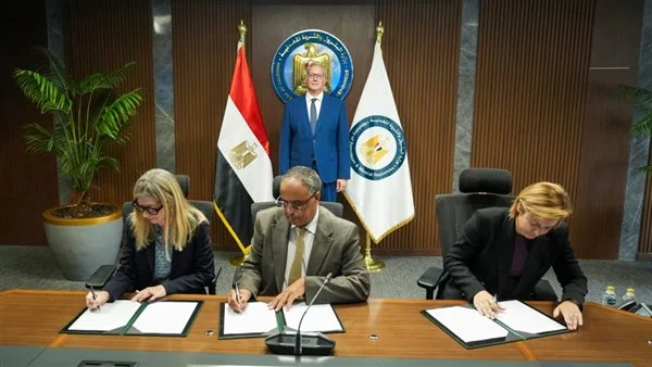 وزير البترول خلال التوقيع