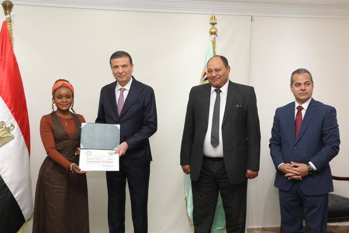 وزير الزراعة مع إحدى المتدربات