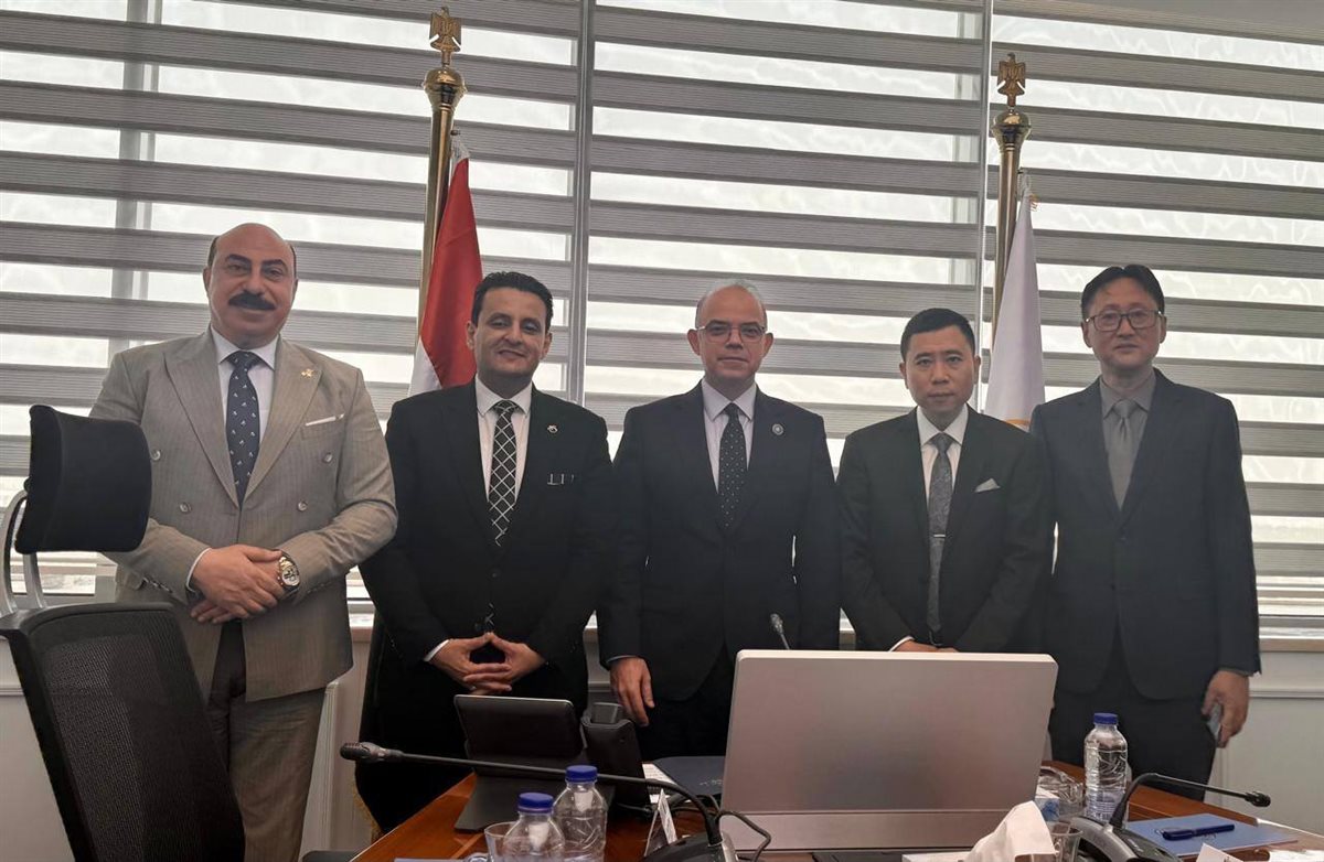 فريد مع ممثلي الشركة الصينية