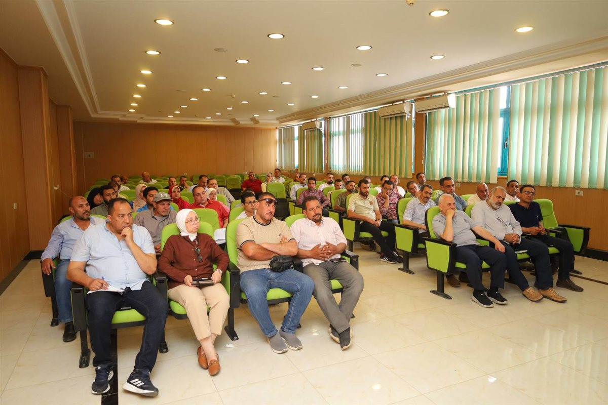 اجتماعًا موسعًا مع مديري محطات وروافع وشبكات الصرف الصحي،