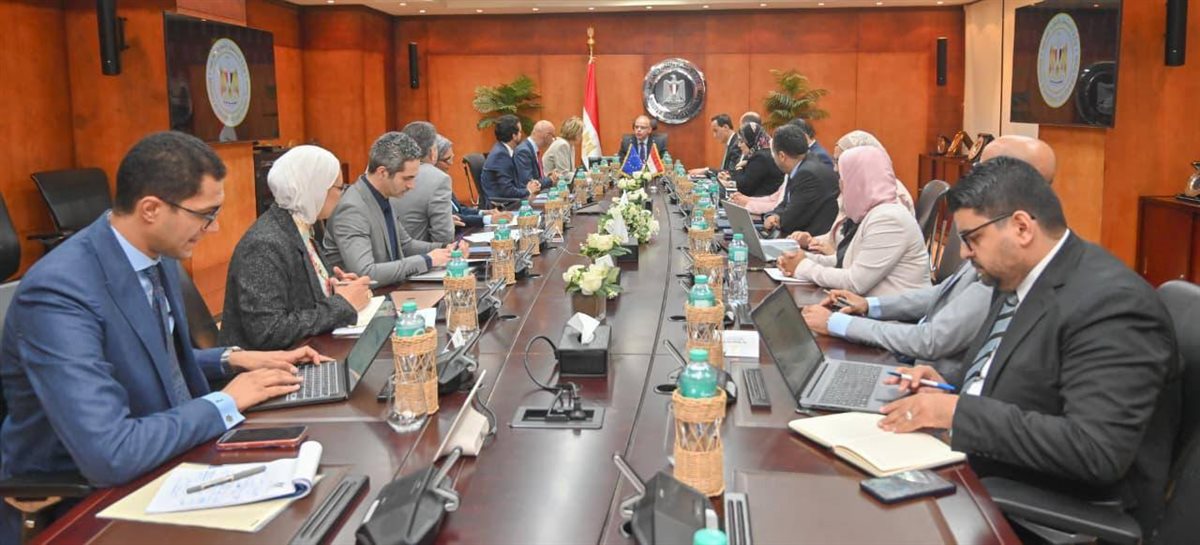 الدكتور محمد فريد، وزير الاستثمار والتجارة الخارجية خلال اجتماع اليوم