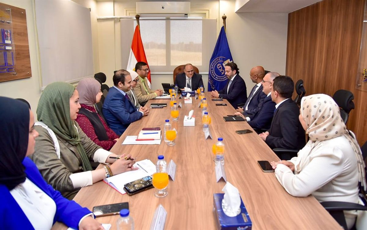 رئيس هيئة الدواء المصرية يبحث مع “أبوت” دعم توطين الصناعات الحيوية