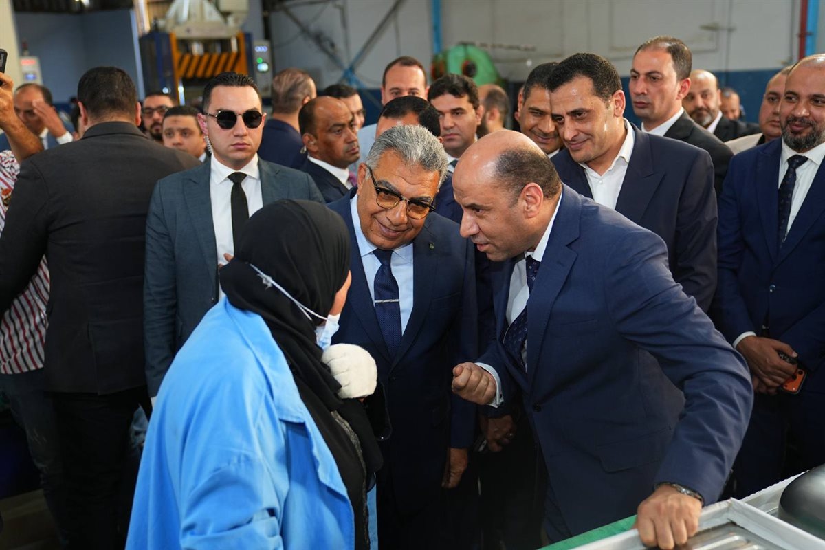 وزير العمل حسن رداد، اليوم الخميس، داخل عدد من المصانع