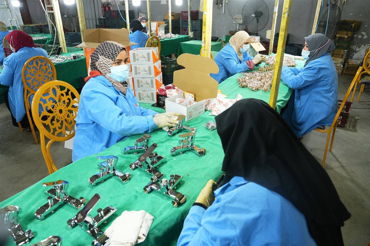 خلال تفقد وزير العمل حسن رداد، اليوم الخميس، عدد من المصانع