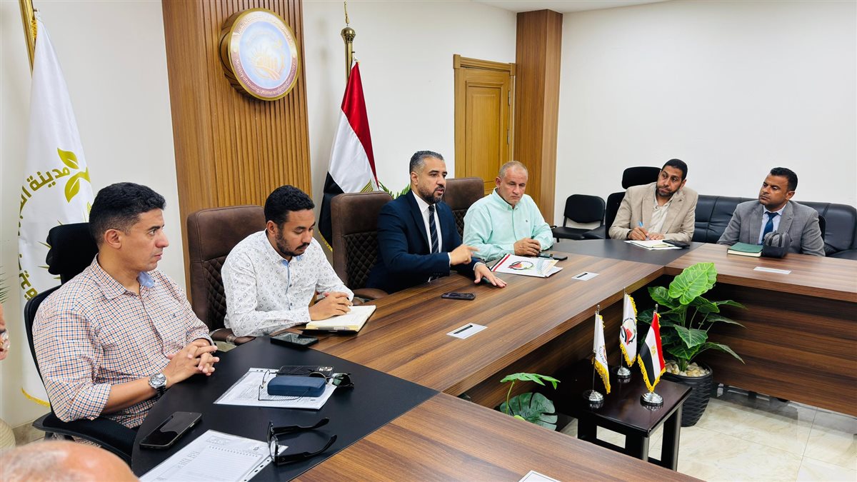 المهندس محمود مراد، رئيس جهاز تنمية مدينة العبور الجديدة، يعقد اجتماعًا مع الشركات المنفذة لمتابعة انطلاق الأعمال بالمشروعات الجديدة