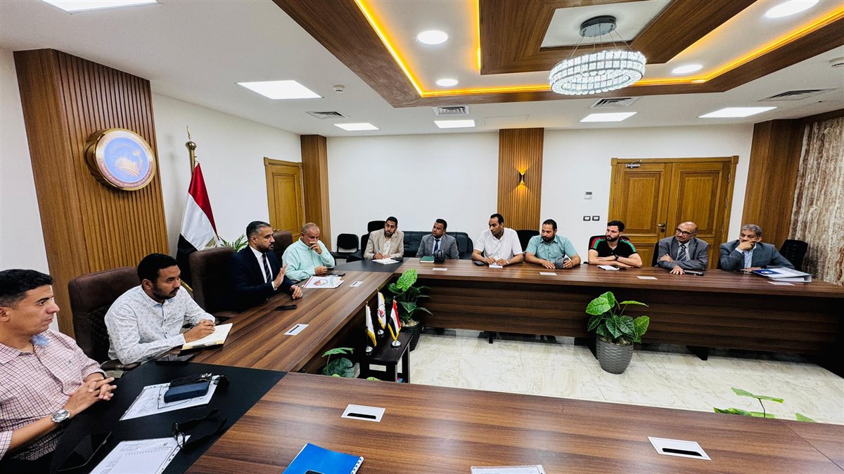 المهندس محمود مراد، رئيس جهاز تنمية مدينة العبور الجديدة، يعقد اجتماعًا مع الشركات المنفذة لمتابعة انطلاق الأعمال بالمشروعات الجديدة