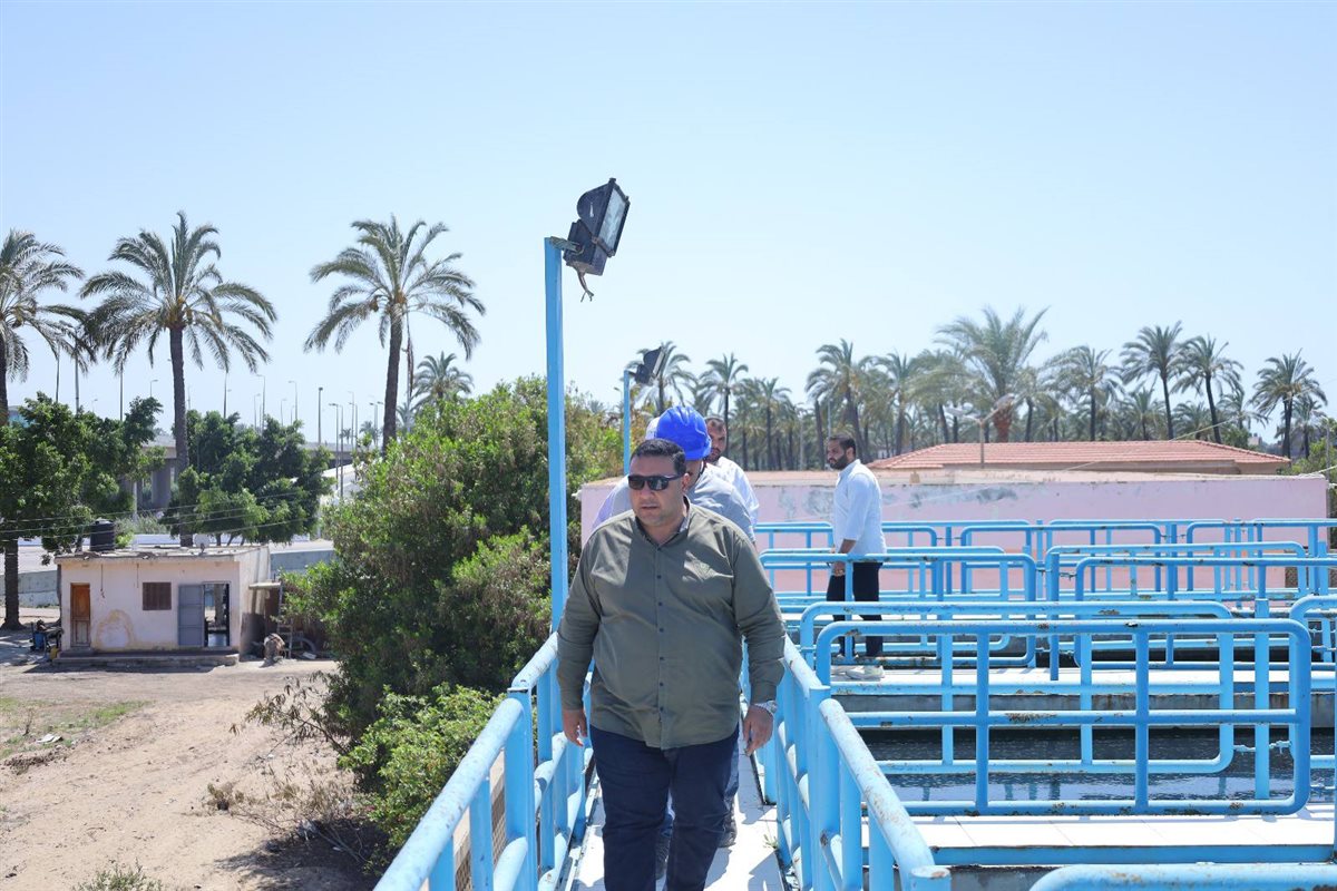 المهندس أحمد عبد المنعم التراس رئيس شركة مياه الشرب والصرف الصحي بالبحيرة، خلال جولة تفقدية موسعة بمدينة رشيد