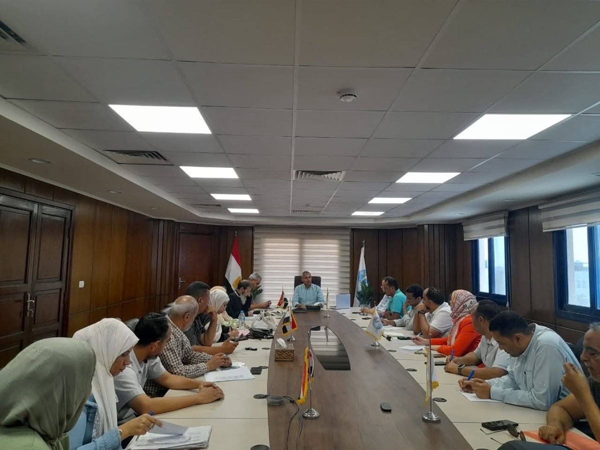للواء مهندس بهاء عبد المنعم سيد الأهل، رئيس شركة مياه الشرب والصرف الصحي بالبحر الأحمر، الاجتماع الدوري مع مديري الأفرع&nbsp;