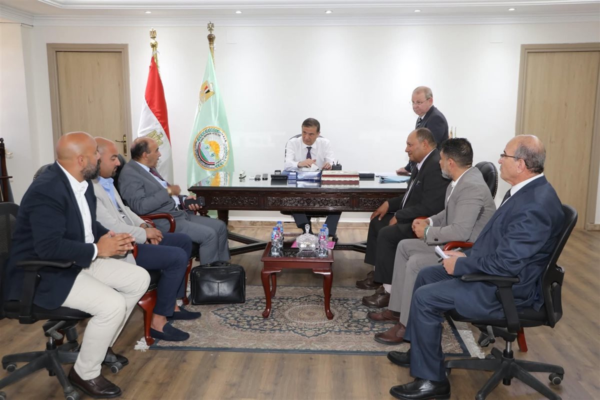 وزير الزراعة علال فاروق خلال اجتماع اليوم