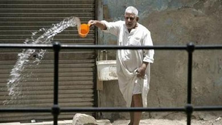رش الشوارع بمياه الشرب