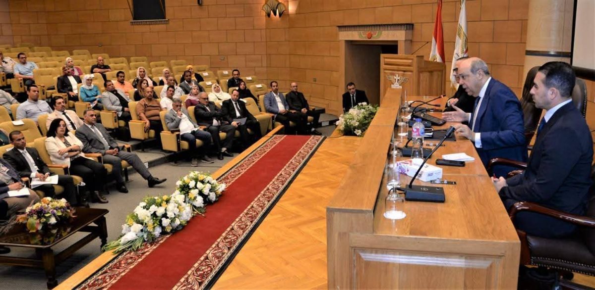 خلال اجتماع وزير الطيران